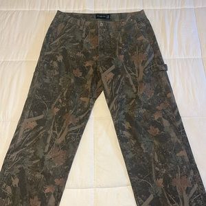 Abercrombie Lose Workwear Pants in Woodland Camo